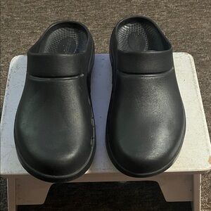 CROCS Classic Black Clogs